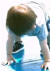 child bending over displaying symptoms of proprioceptive dysfunction