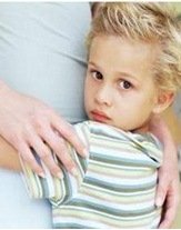 Child hugging his mom with symptoms of tactile defensiveness